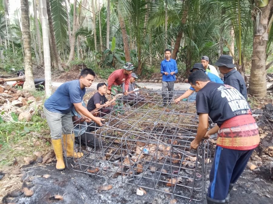 Babinsa 03/Tempuling Pantau Pembangunan Jembatan Beton di Sungai Gantang