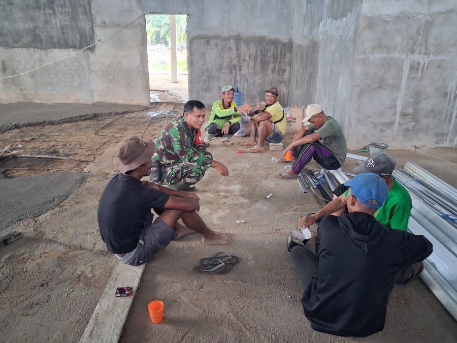 Babinsa 03/Tempuling Pantau Progres Pembangunan KDKMP di Pekan Tua, Pastikan Berjalan Sesuai Rencana