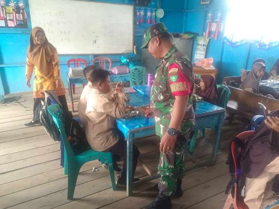 Babinsa 03/Tempuling Pastikan Distribusi MBG Berjalan Lancar