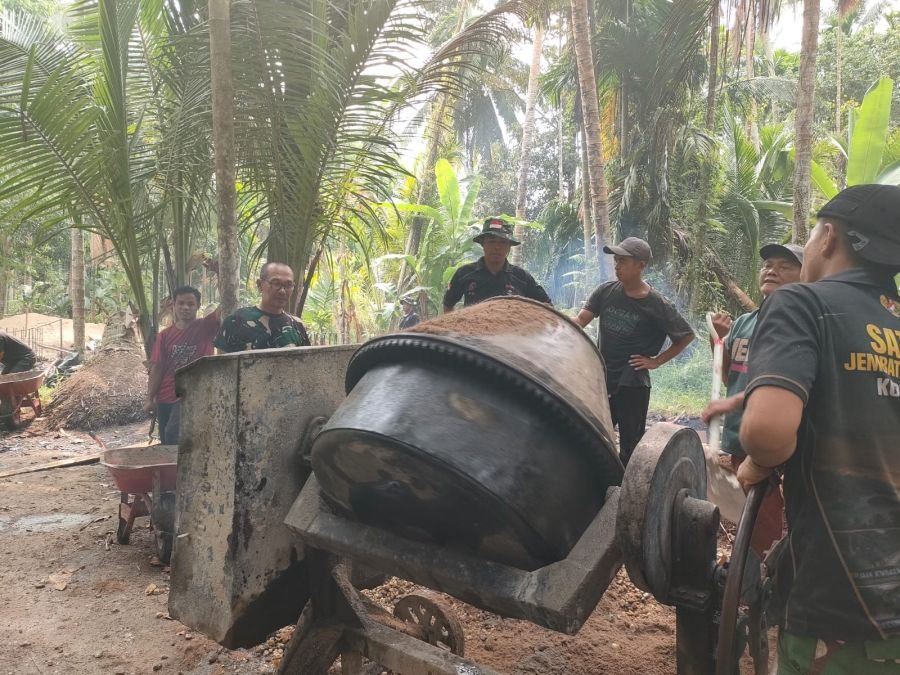 Babinsa 03/Tempuling Pastikan Pembangunan Jembatan Sungai Gantang Terpantau