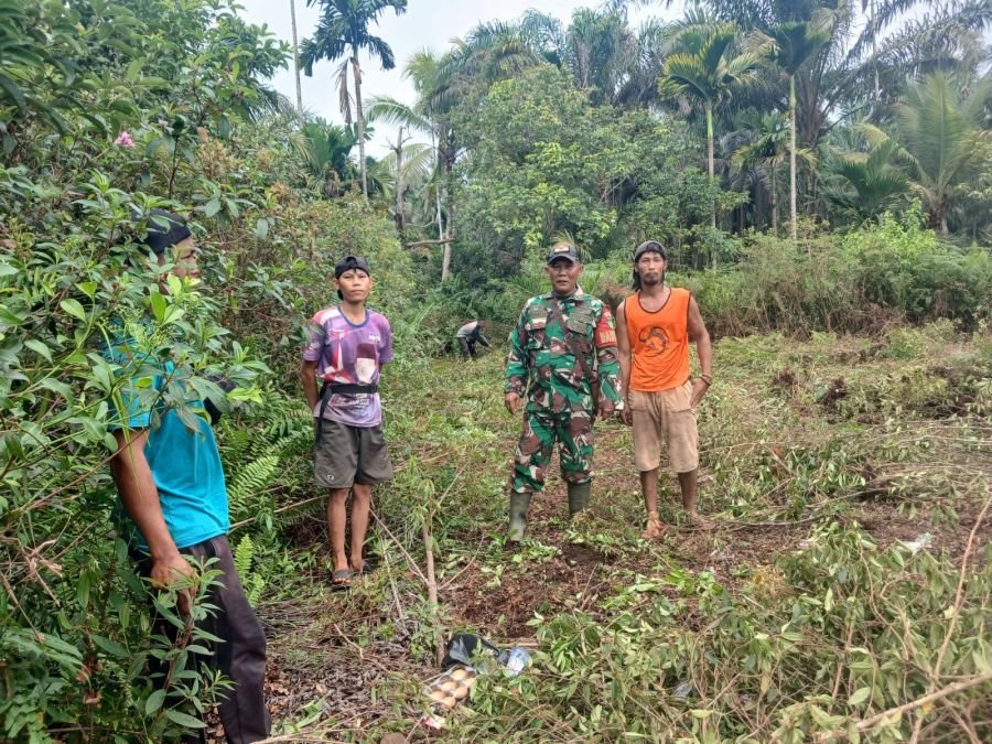 Babinsa 03/Tempuling Patroli Tapal Batas, Perketat Pengawasan Karhutla