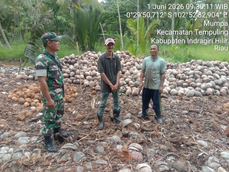 Babinsa 03/Tempuling Patroli Tapal Batas, Tegas Cegah Pembakaran Lahan
