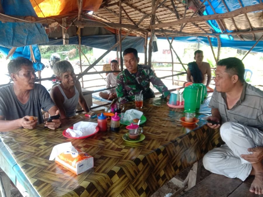 Babinsa 03/Tempuling Perkuat Mitra Karib Lewat Komsos Santai di Kedai Kopi