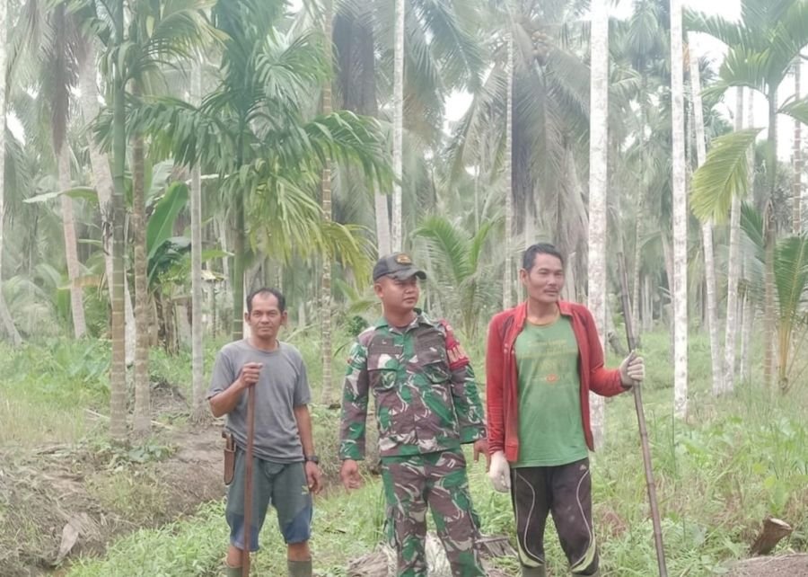 Babinsa 03/Tempuling Perkuat Patroli Antisipasi Karhutla di Teluk Jira