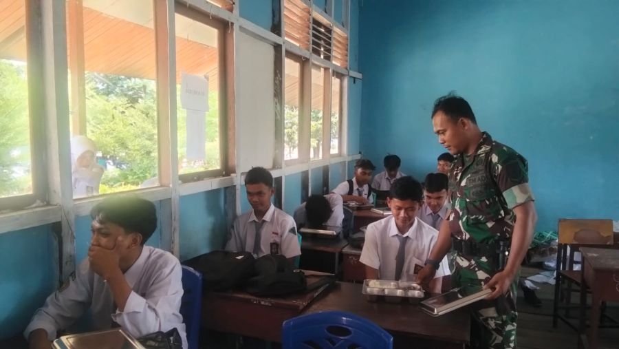 Babinsa 03/Tempuling Rutin Kawal Penyaluran MBG untuk Pelajar