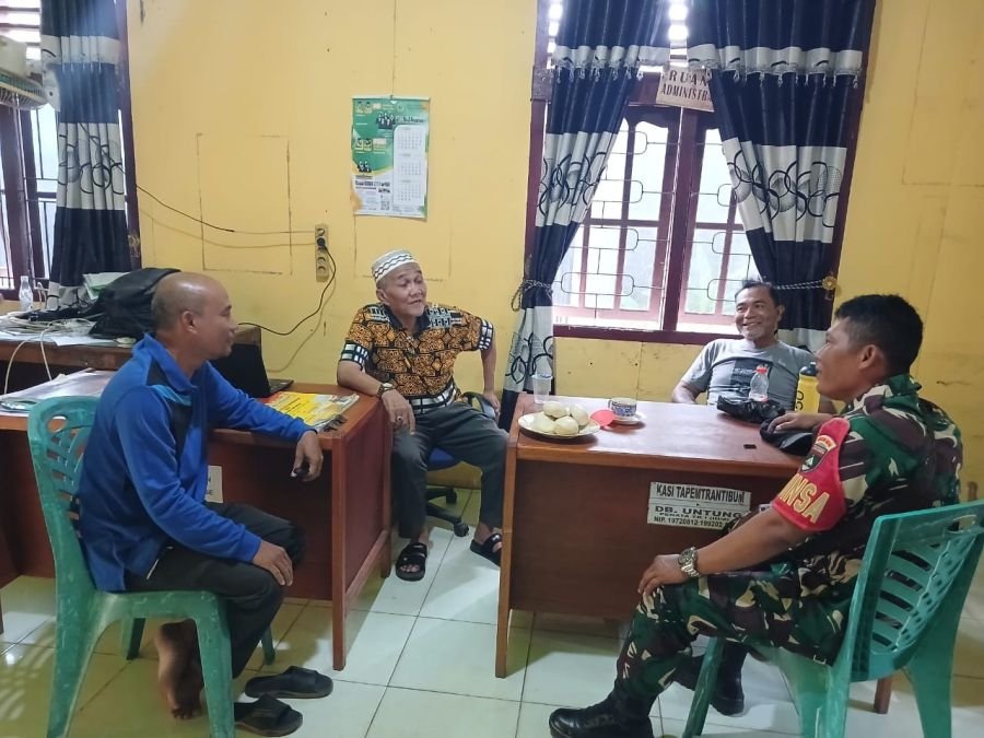 Babinsa 03/Tempuling Sambangi Kantor Lurah, Perkuat Komunikasi dengan Aparatur