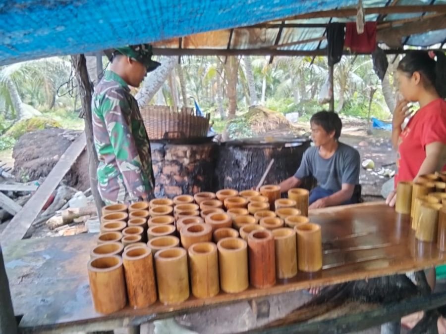 Babinsa 03/Tempuling Sambangi Pembuat Gula Merah, Dorong Usaha Warga Rumbai Jaya