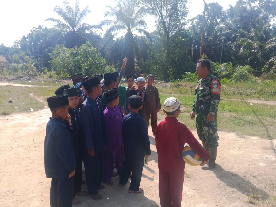 Babinsa 03/Tempuling Tanamkan Disiplin dan Karakter kepada Siswa SD 010 Mumpa