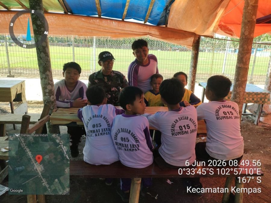 Babinsa 03/Tempuling Tanamkan Disiplin dan Wawasan Kebangsaan ke Siswa