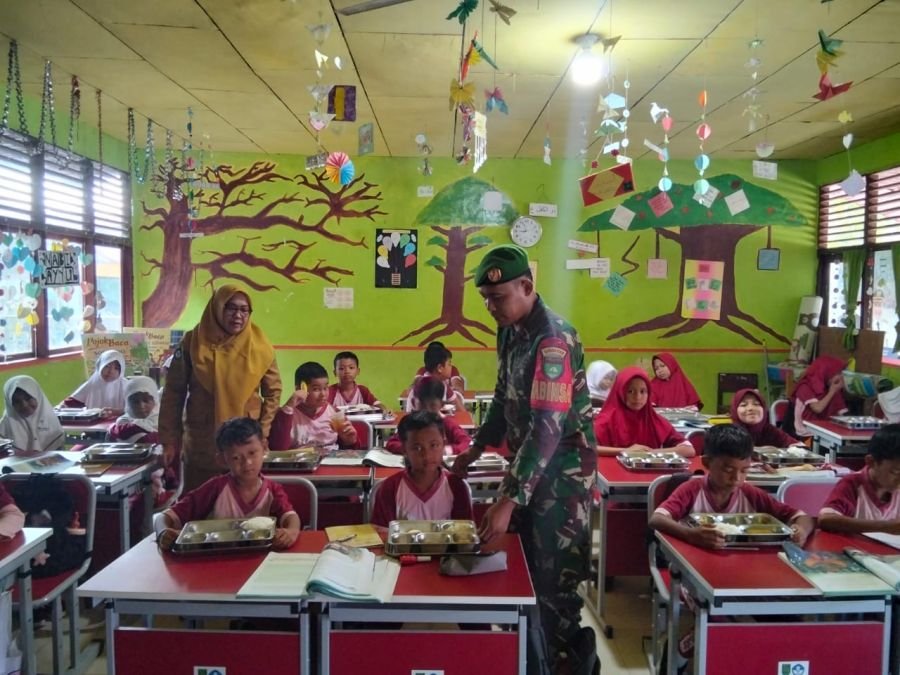 Babinsa 03/Tempuling Terus Kawal Pembagian Makan Bergizi Gratis