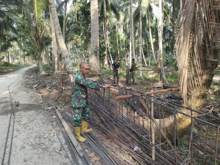 Babinsa 03/Tempuling Terus Pantau Progres Jembatan Beton Sungai Gantang