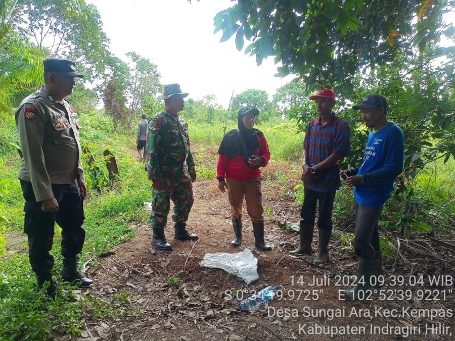 Babinsa 03/Tpl dan Bhabinkamtibmas Sisir Tapal Batas Sungai Ara Bersama Warga
