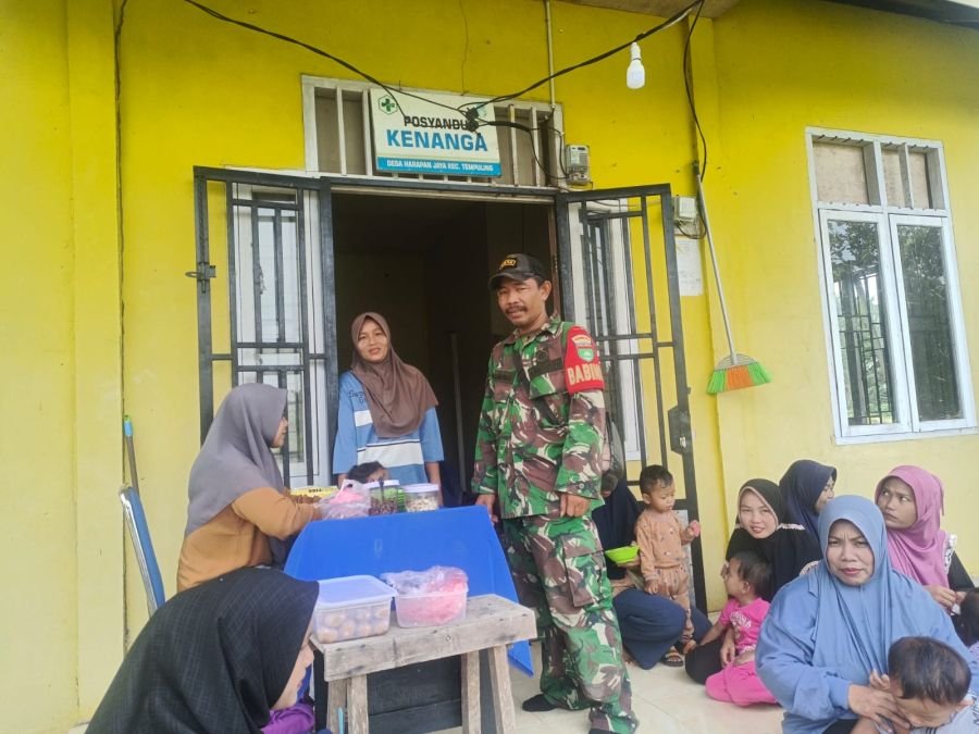 Babinsa 03/Tpl dan Kader Posyandu Perkuat Imunisasi Balita di Harapan Jaya