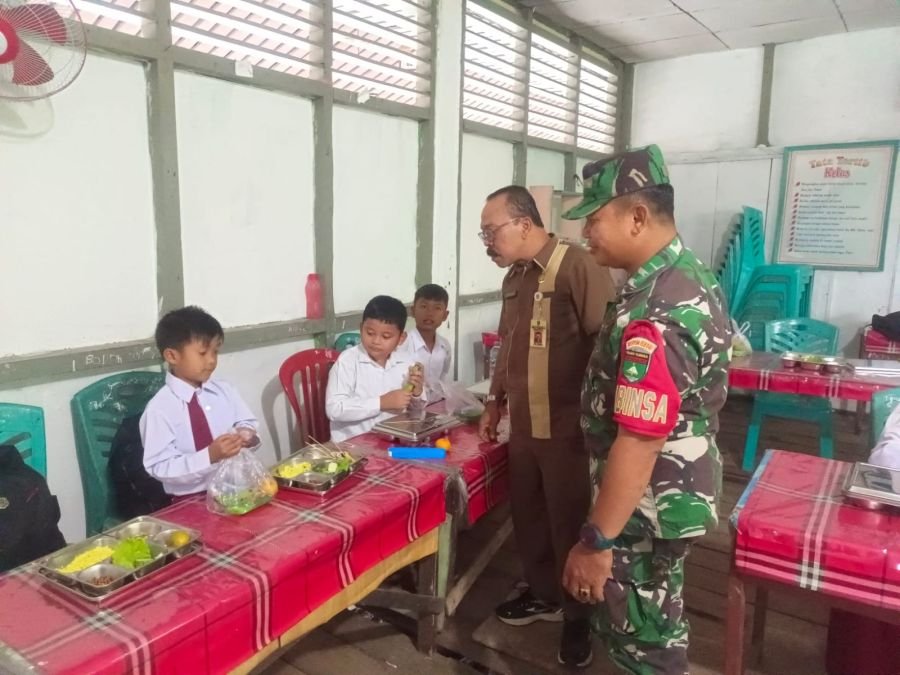 Babinsa 03/Tpl Dan Kepsek Pastikan Program MBG Dinikmati Seluruh Siswa