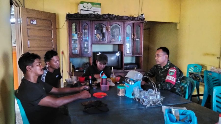 Babinsa 03/Tpl dan Petani Sisir Lahan Rawan Karhutla di Teluk Kiambang