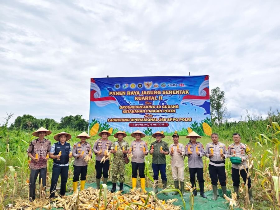 Babinsa 03/Tpl dan Polres Inhil Kawal Panen Raya Jagung 2026