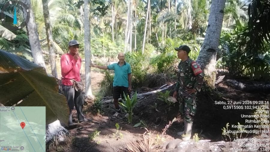 Babinsa 03/Tpl dan Warga Intensif Patroli Tapal Batas Desa Rumbai Jaya