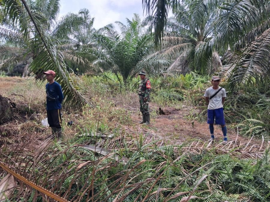 Babinsa 03/Tpl dan Warga Tetap Patroli Meski Cuaca Kurang Bersahabat