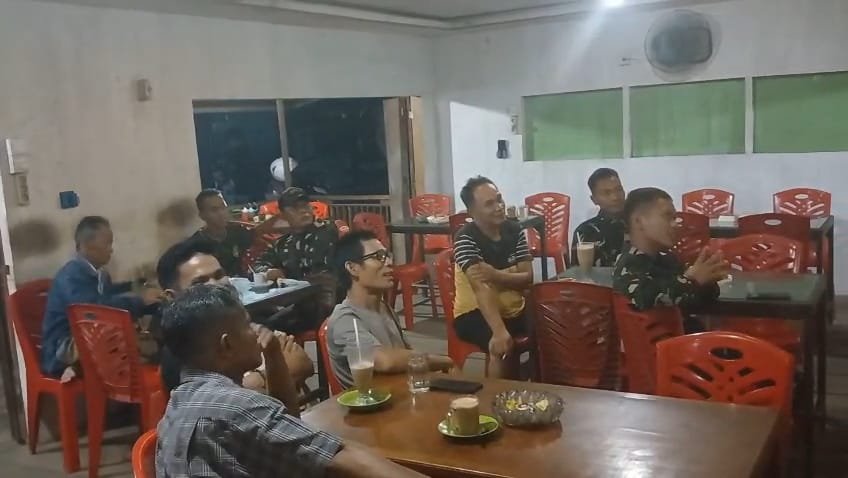 Babinsa 03/Tpl  Gelar Nobar Piala Dunia Bersama Warga Teluk Jira