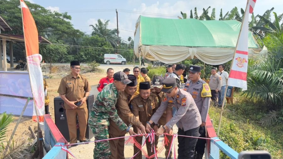 Babinsa 03/Tpl Hadiri Peresmian Jembatan Merah Putih, Mobilitas Warga Kempas Dipercepat