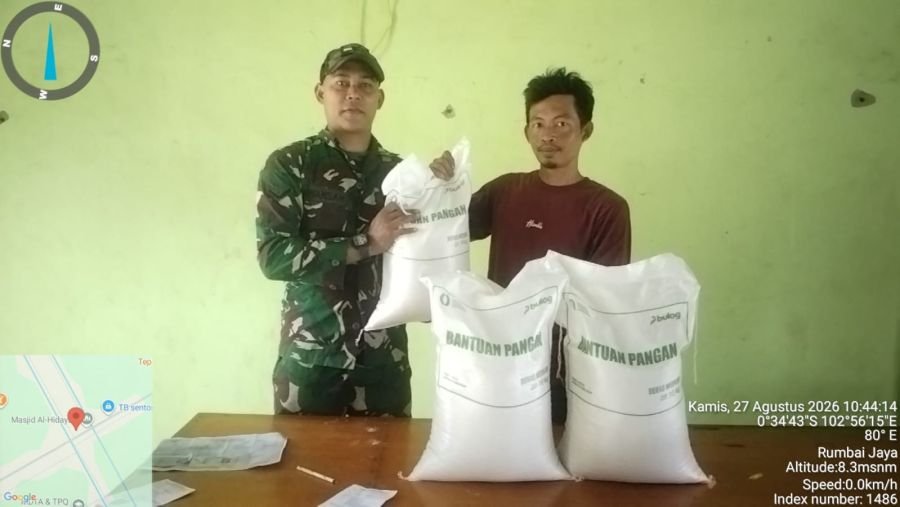 Babinsa 03/Tpl Kawal Penyaluran 8,28 Ton Beras untuk Warga Rumbai Jaya