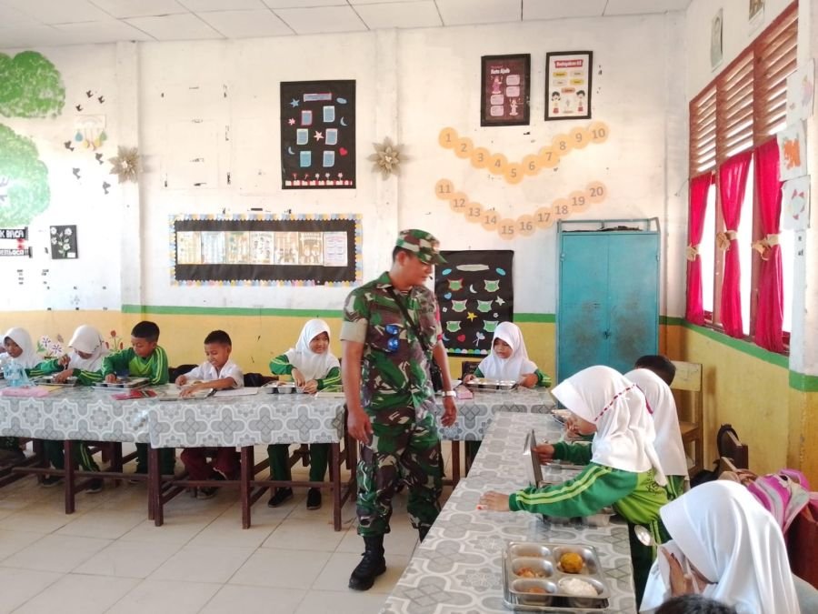 Babinsa 03/Tpl Kawal Penyaluran MBG untuk Siswa dan Ibu Hamil