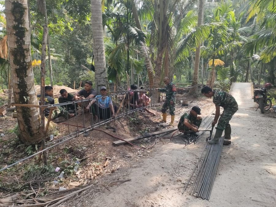 Babinsa 03/Tpl Pantau Jembatan Beton Sungai Gantang, Progres Terus Dikawal