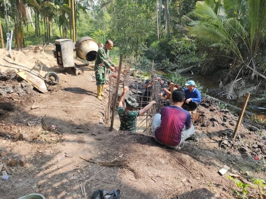 Babinsa 03/Tpl  Pantau Progres Jembatan Beton Sungai Gantang, Perakitan Besi Capai 75 Persen