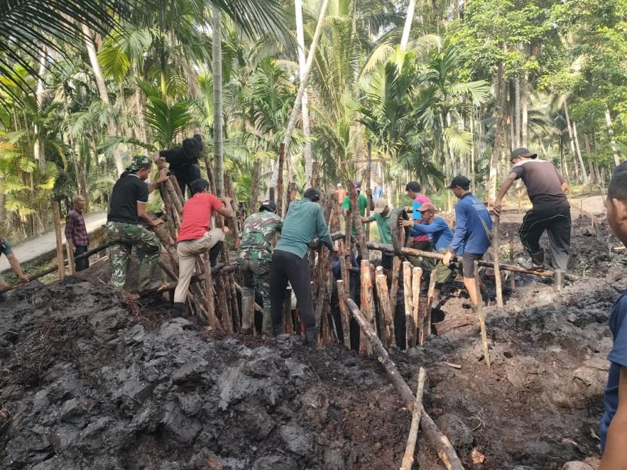 Babinsa 03/Tpl Pantau Progres Jembatan Beton Sungai Gantang, Pekerjaan Cerocok Capai 30 Persen