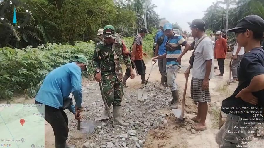 Babinsa 03/Tpl Pimpin Gotong Royong, Jalan Rusak di Karya Tani Kembali Layak