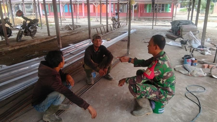 Babinsa 03/Tpl Turun Langsung Awasi Pembangunan Koperasi Desa