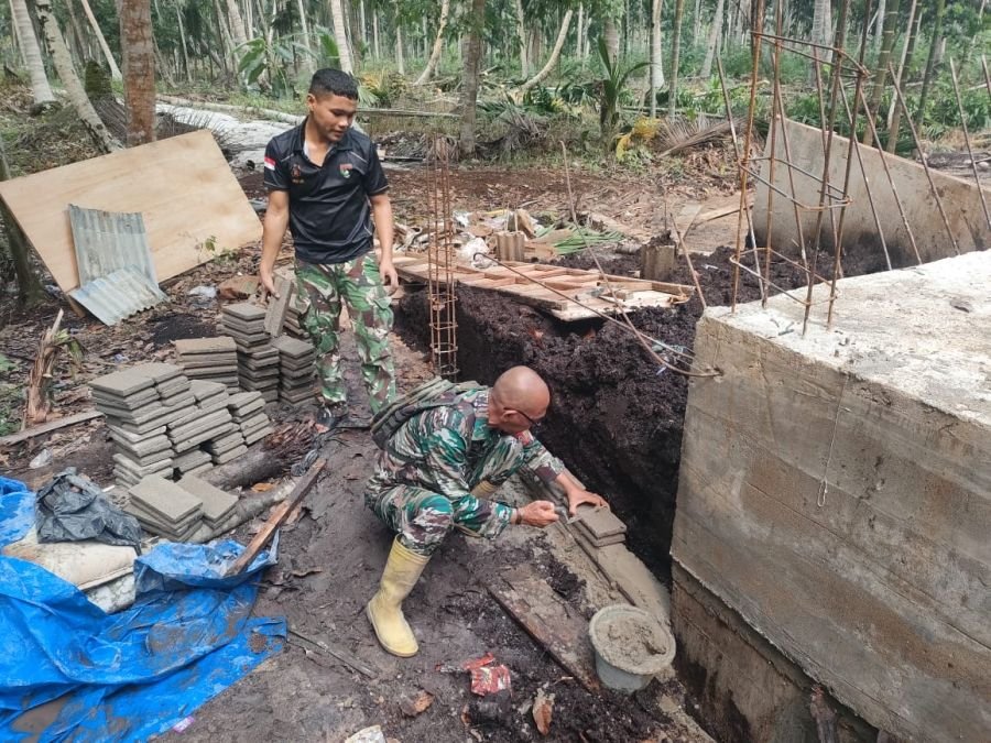 Babinsa 03/Tpl Turun Langsung, Oprit Jembatan Sungai Gantang Capai 25 Persen
