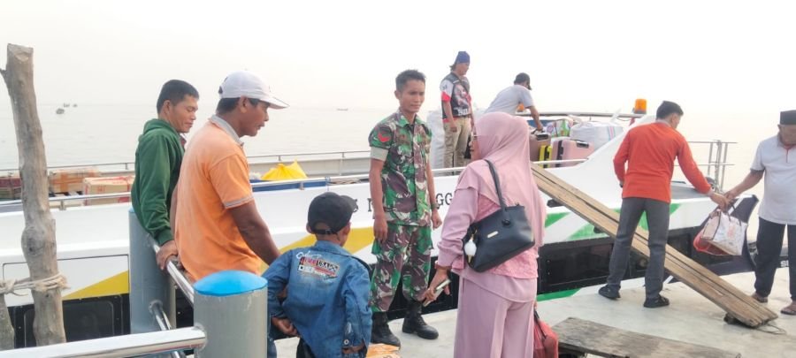 Babinsa 04 Kubu Perketat Pengawasan Orang Asing di Pelabuhan Obak