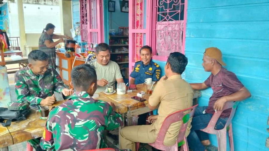 Babinsa 04/Kubu Bergerak Cepat, Agar Wilayah Tetap Kondusif,Komsos Panipahan Berlangsung Aman.