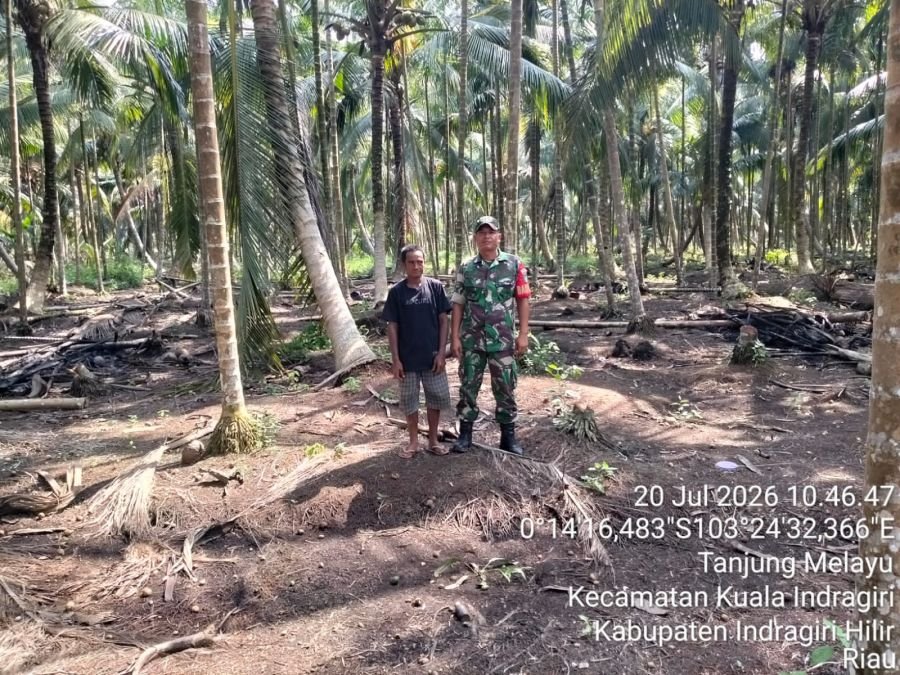Babinsa 04/Kuindra dan Warga Tanjung Melayu Patroli Karhutla, Nihil Titik Api
