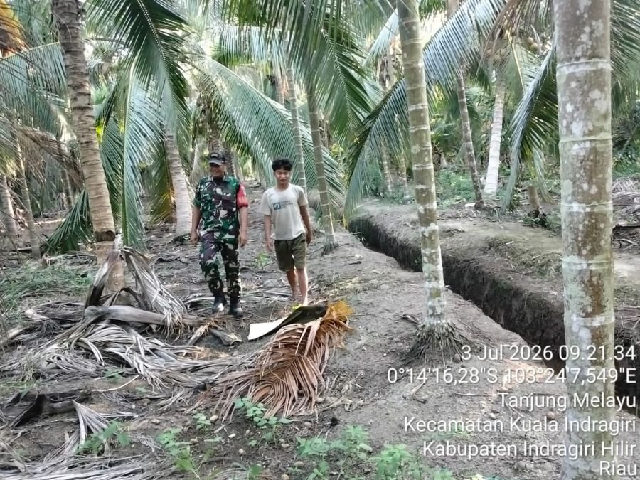 Babinsa 04/Kuindra dan Warga Tanjung Melayu Satukan Tekad Cegah Karhutla