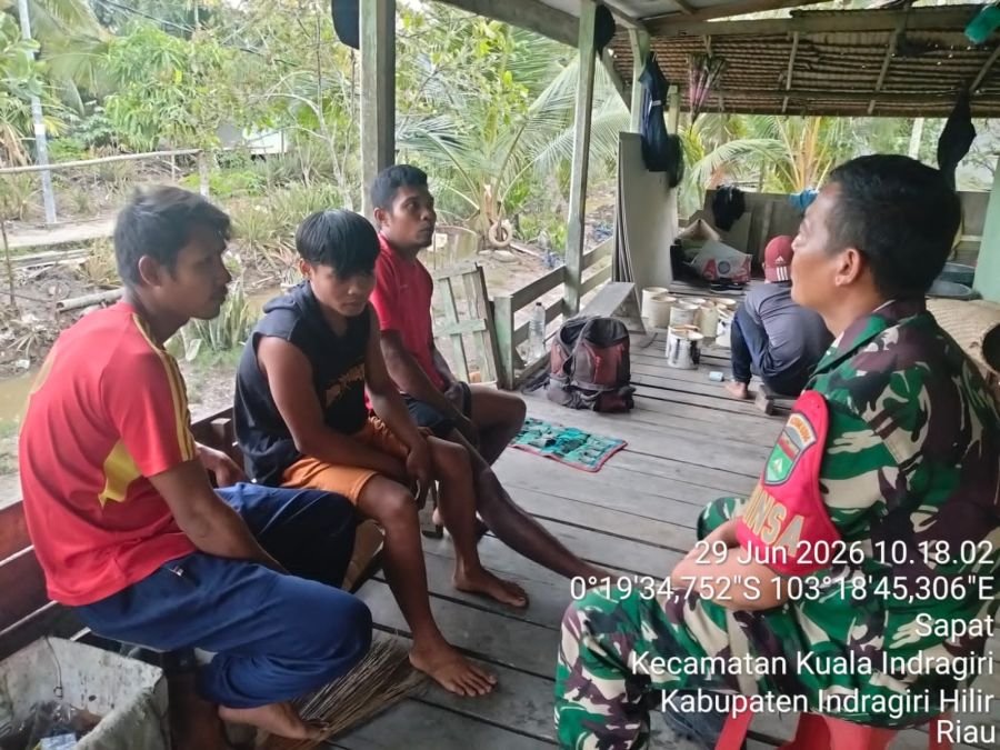 Babinsa 04/Kuindra Komsos Bersama Pemuda Sapat, Sinergi Makin Kuat
