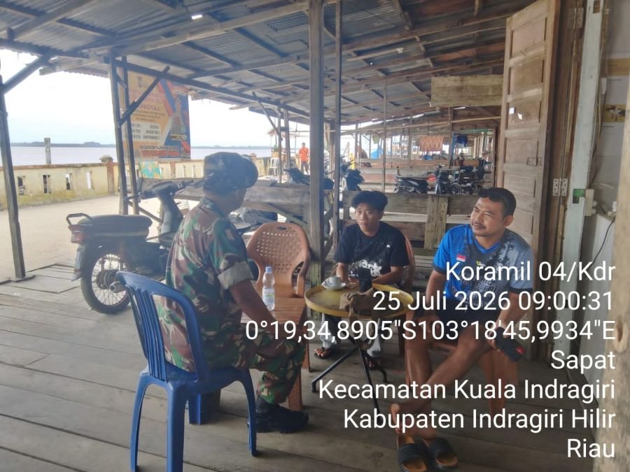 Babinsa 04/Kuindra Komsos Bersama Warga Pasar Sapat, Jaga Kamtibmas Tetap Kondusif