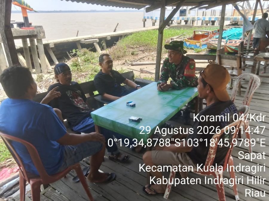 Babinsa 04/Kuindra Komsos Bersama Warga Kelurahan Sapat Cegah Gangguan Kamtibmas