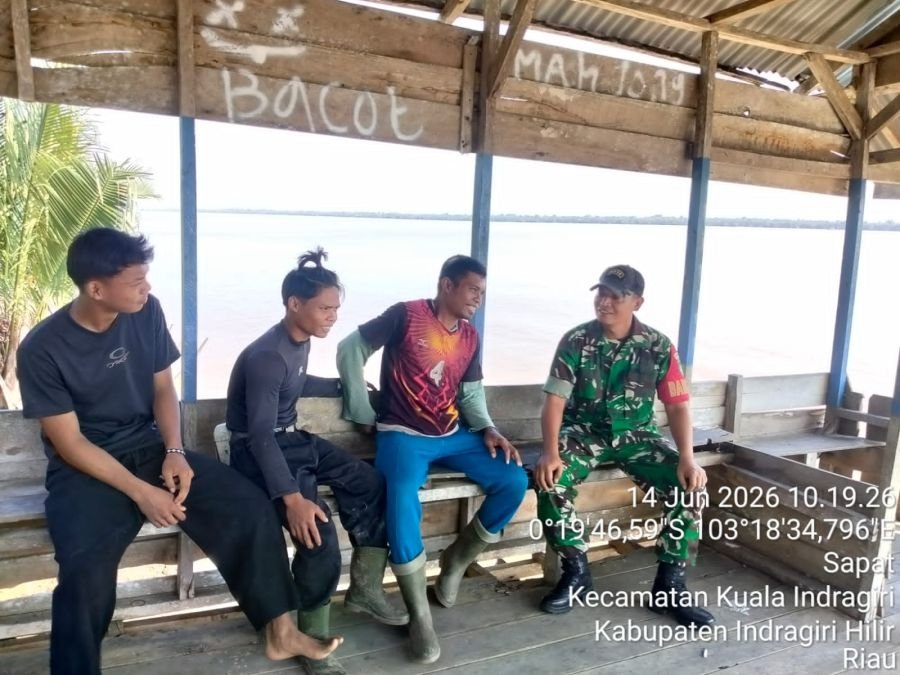 Babinsa 04/Kuindra Komsos dengan Pemuda Sapat, Jaga Komunikasi dan Situasi Wilayah