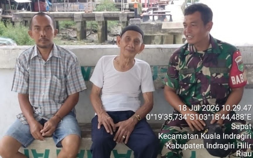 Babinsa 04/Kuindra Pererat Kemanunggalan TNI-Rakyat Lewat Komsos di Sapat