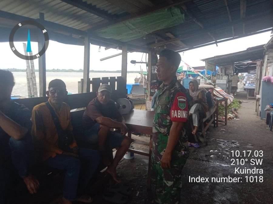 Babinsa 04/Kuindra Perkuat Keamanan Lewat Pengawasan SDM dan Komsos Bersama Warga