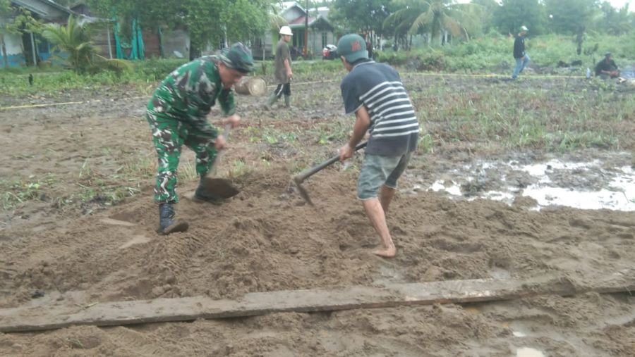 Babinsa 04/Kuindra Pimpin Gotong Royong Persiapan Turnamen Futsal dan HUT RI ke-81