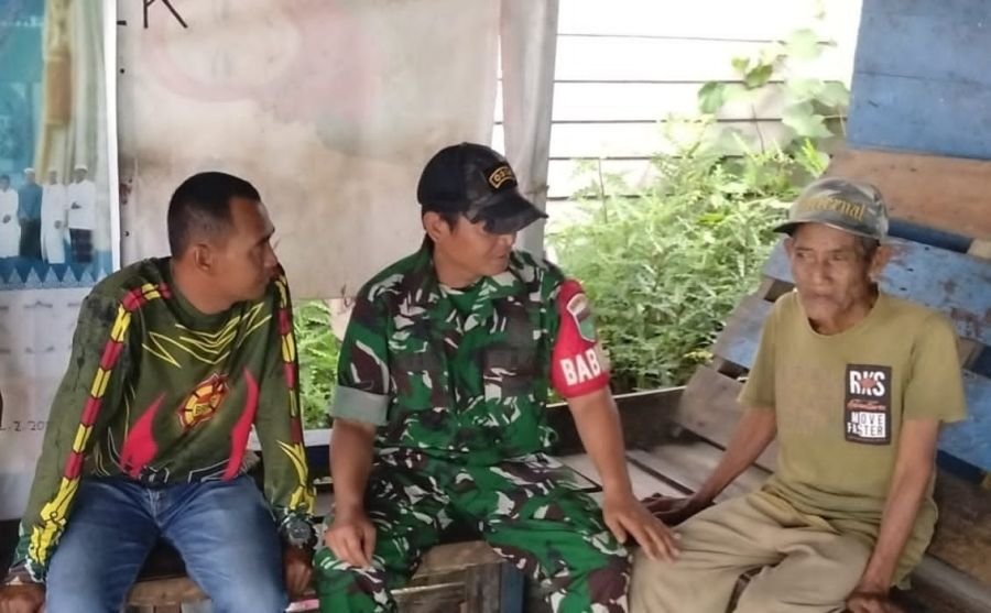 Babinsa 04/Kuindra Rutin Komsos Untuk Jaga Kondusifitas Wilayah Binaan