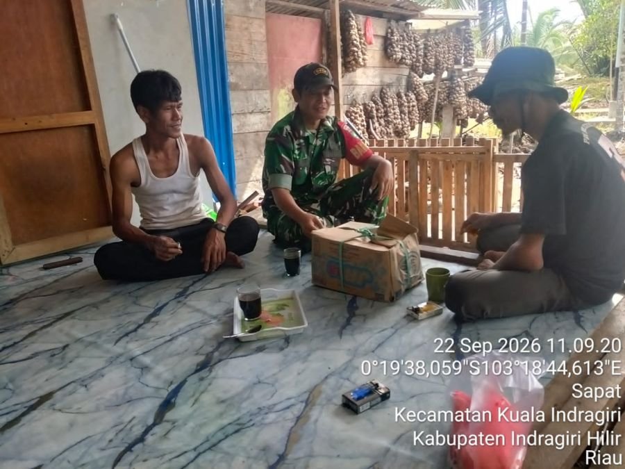 Babinsa 04/Kuindra Sampaikan Pesan Kamtibmas dan Wawasan Kebangsaan Lewat Komsos
