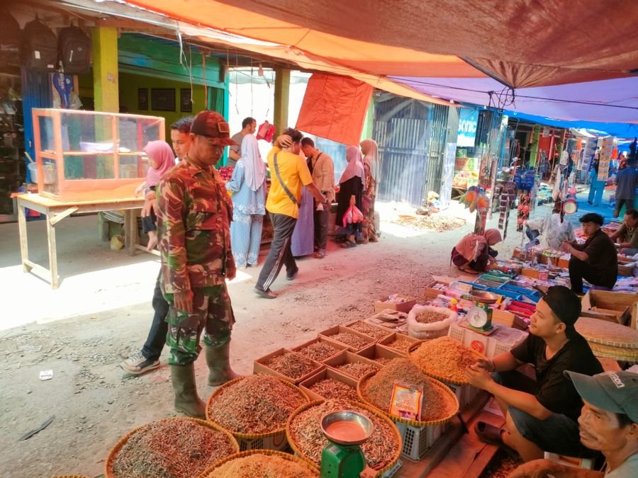 BABINSA 05/GAS MELAKSANAKAN PENGECEKAN PASAR RAKYAT DALAM MENJAGA KAMTIBMAS