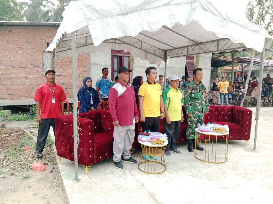 HUT ke-81 TNI, Babinsa Buka Turnamen Voli di Teluk Pinang