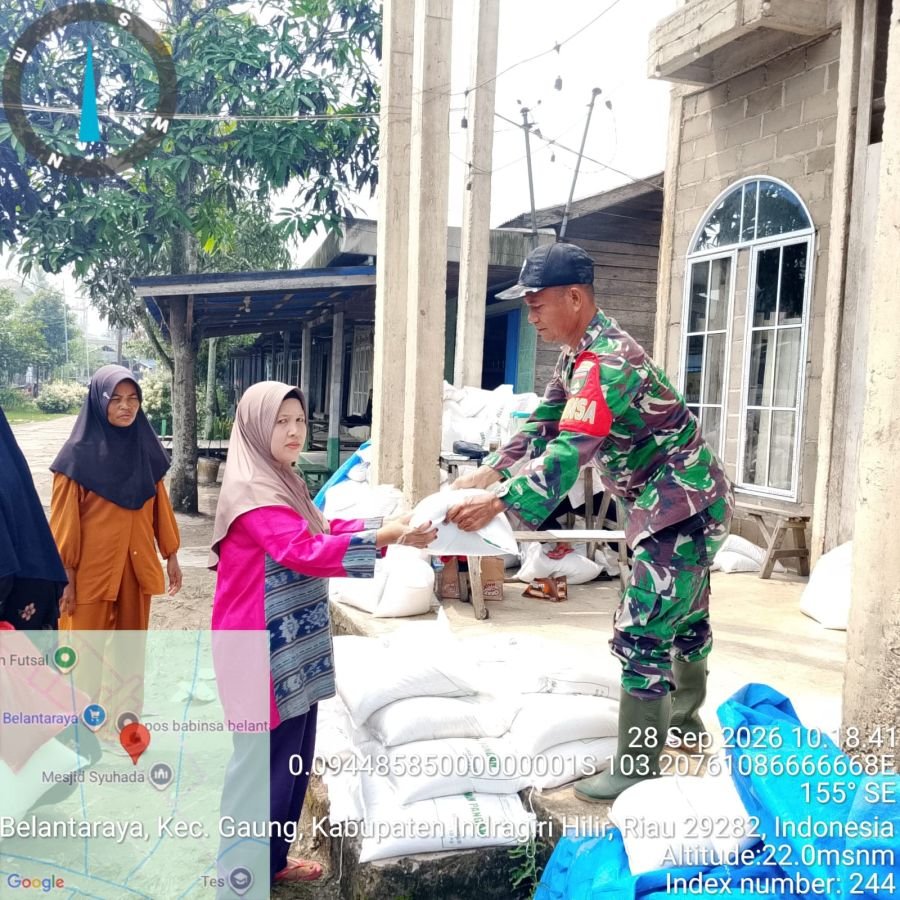 Babinsa 05/GAS Sertu Rudi Hartono Dampingi Penyaluran Beras Dari Bulog Untuk Warga