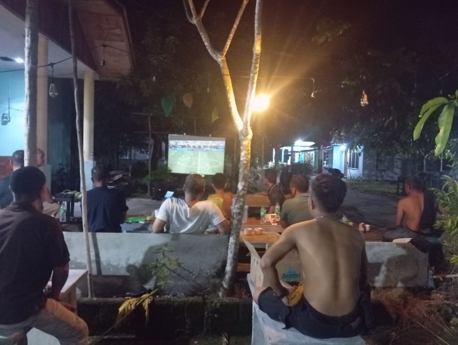 Babinsa 06/Senayang Dan Warga Nobar Piala Dunia 2026, Potret Kemanunggalan TNI dan Rakyat (KTR)*