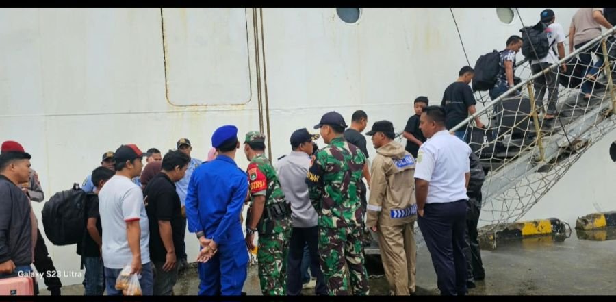 Babinsa Serasan Amankan Arus Penumpang KM Bukit Raya di Pelabuhan